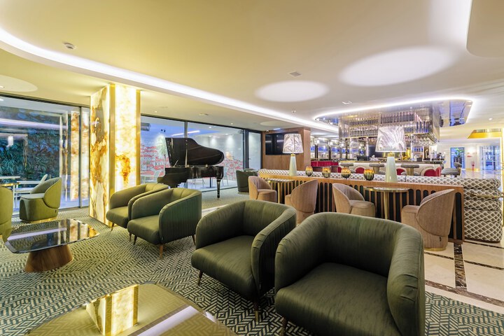 Lounge 68 of 93