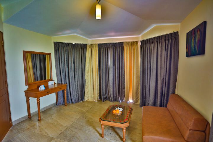 Lounge 20 of 29