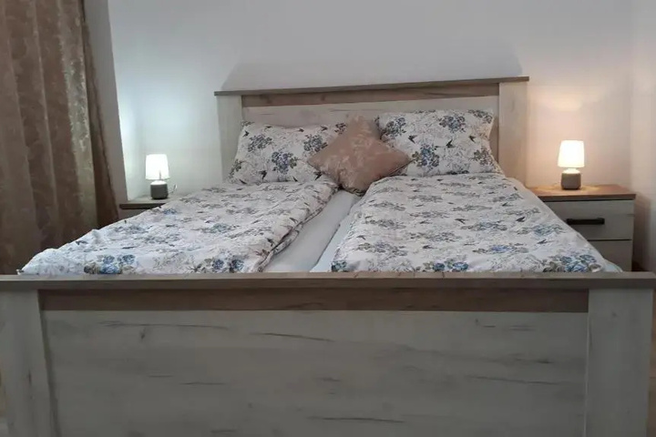 Room 4 of 16