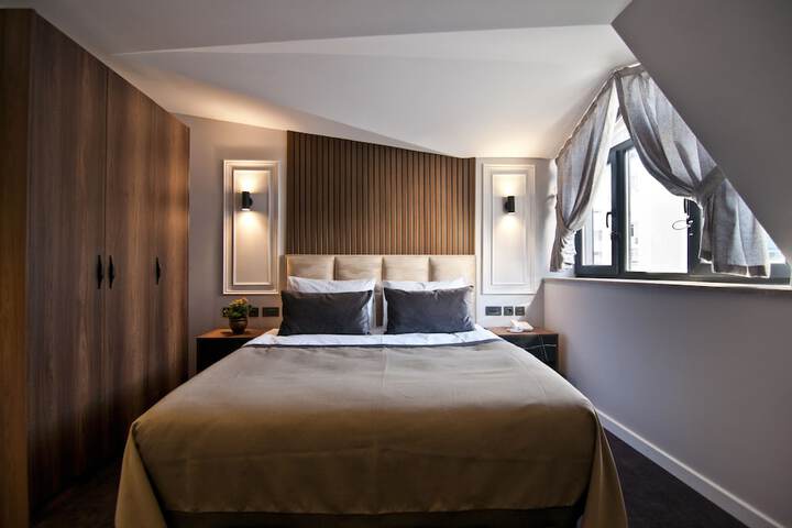 Room 33 of 76