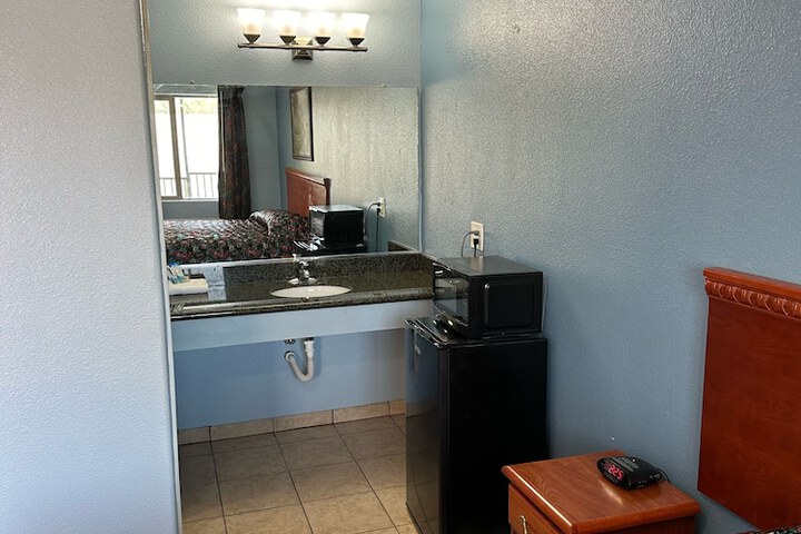 Room 4 of 8