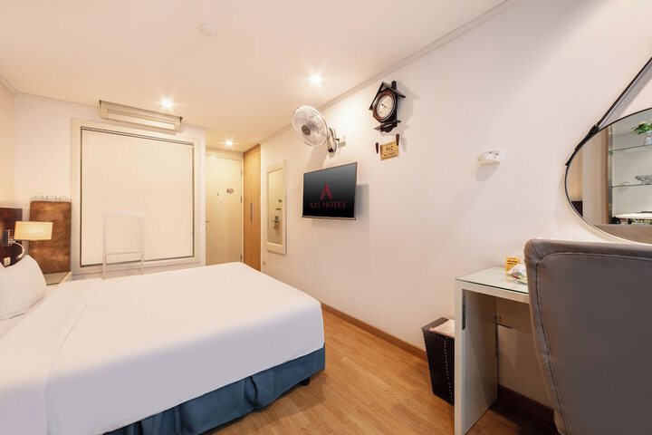 Room 9 of 28
