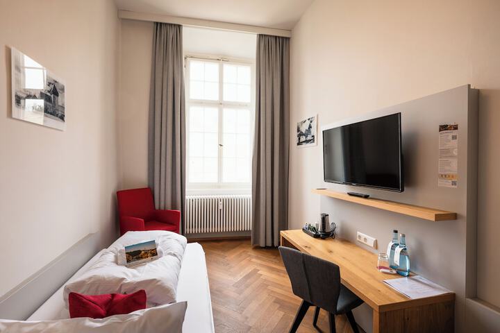 Room 3 of 25