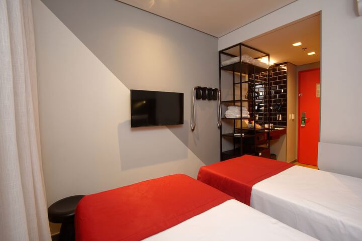 Room 11 of 48