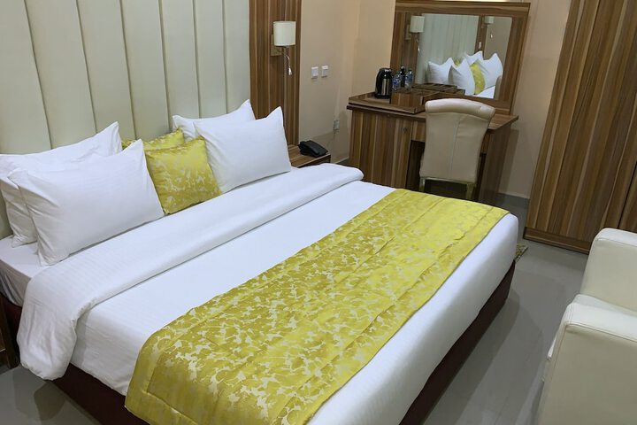 Room 6 of 18