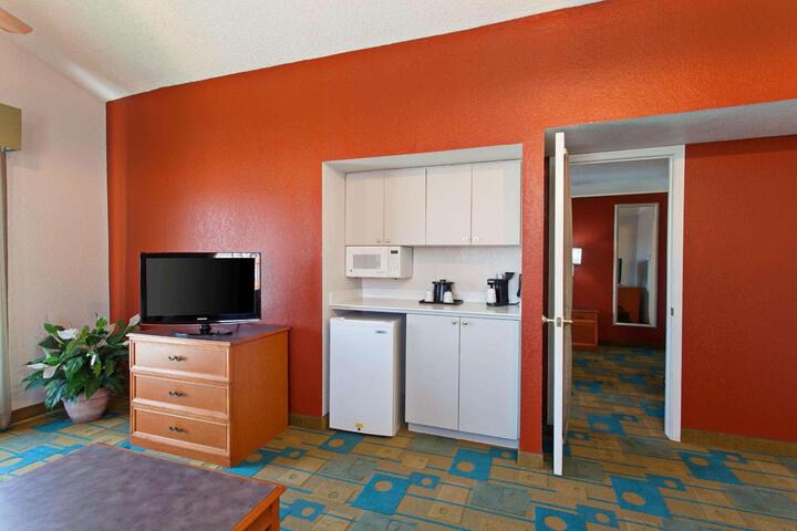 1 King Bed Mobility Hearing Impaired Accessible Room (17 of 22)