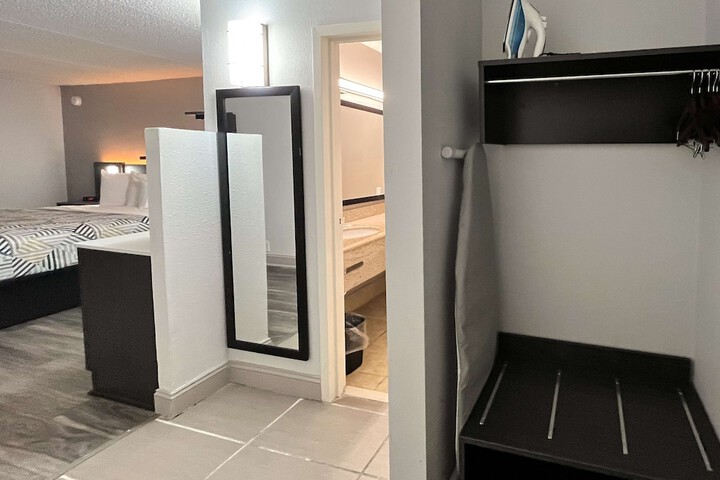 1 King Bed Kitchen (4 of 6)