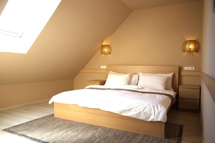Room 9 of 13