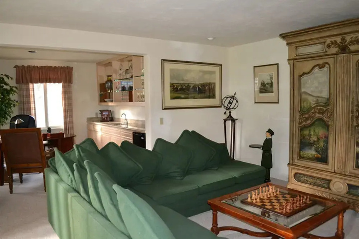 Room 4 of 20