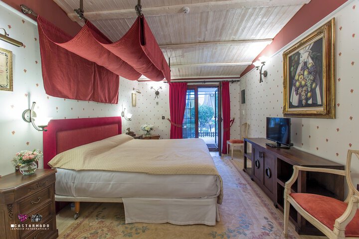 Room 4 of 16