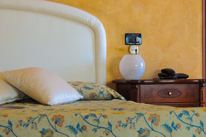 Room 8 of 90