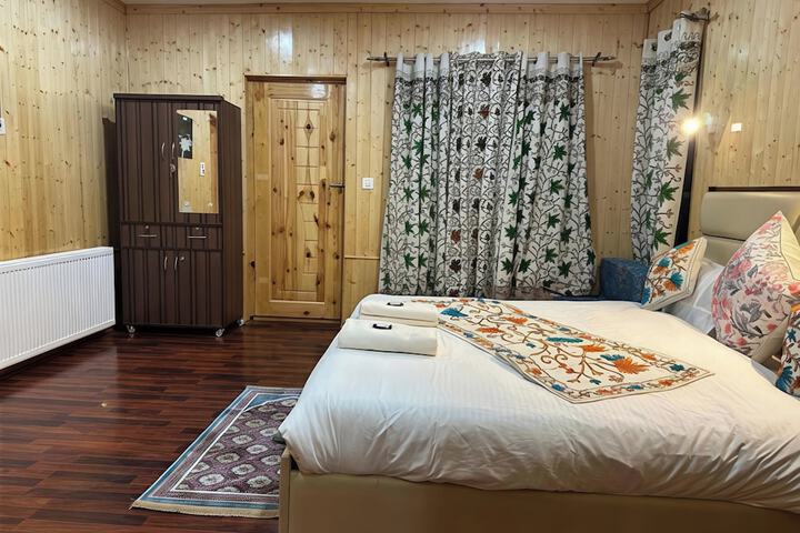 Room 6 of 12
