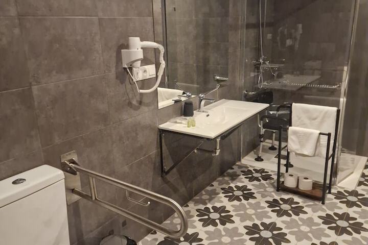 Room 33 of 77
