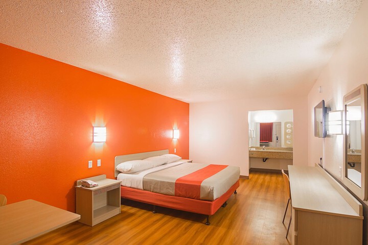 Room 11 of 32