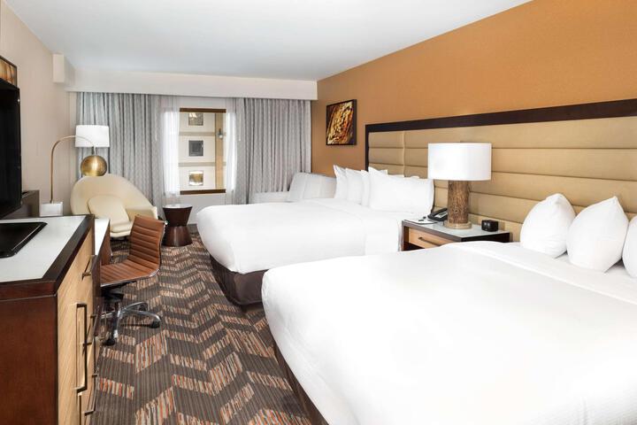 2 Queen Beds (3 of 10)