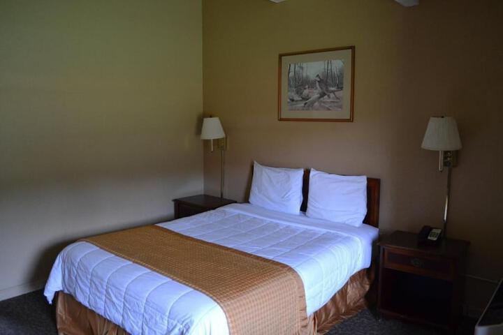 1 Queen Bed (4 of 9)