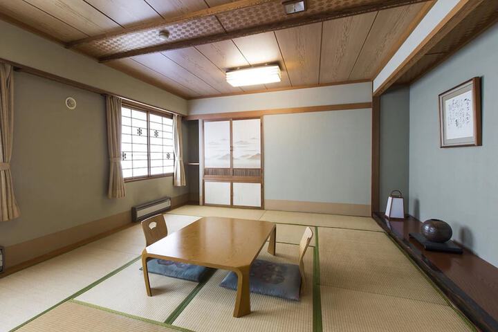 Room 8 of 34
