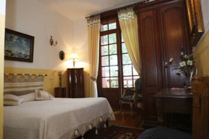 Room 27 of 40
