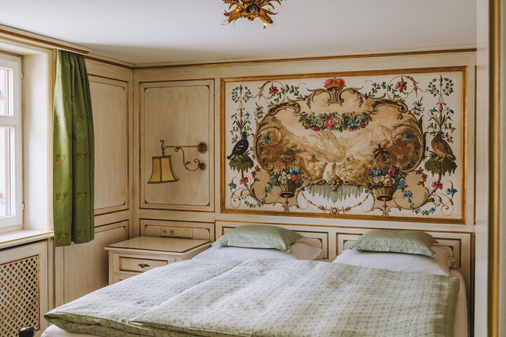 Room 17 of 172