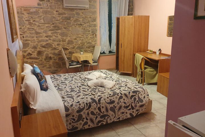 Room 6 of 28