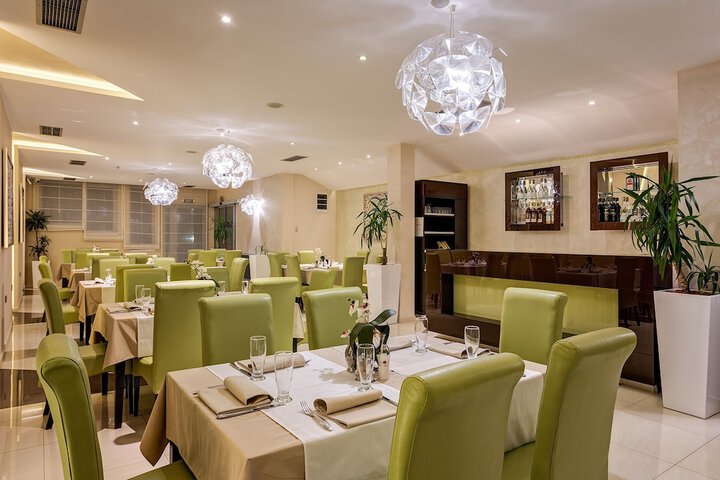 Dining 42 of 57