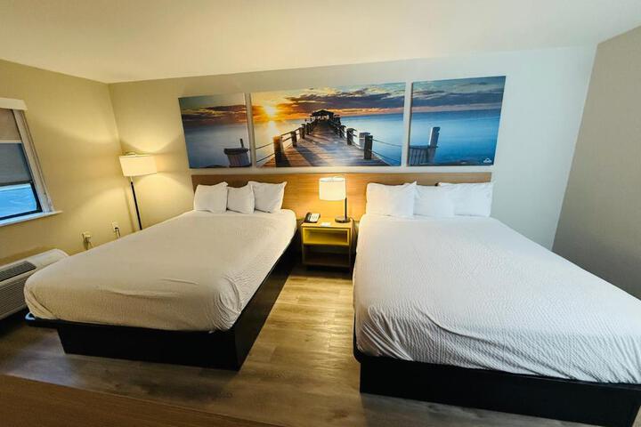 2 Queen Beds (7 of 8)