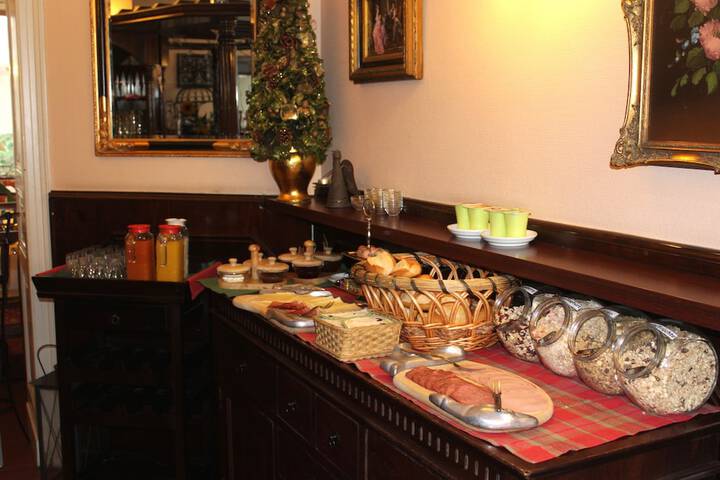 Dining 19 of 28