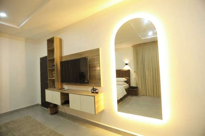 Room 6 of 28