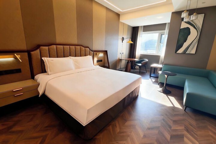 Room 32 of 65