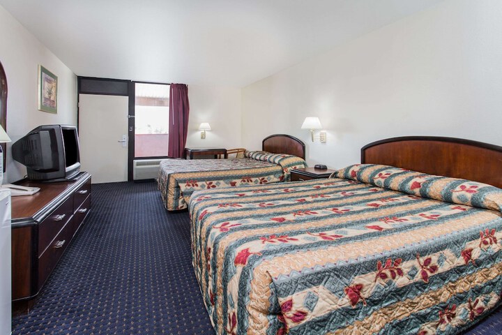 1 Queen Bed (4 of 11)