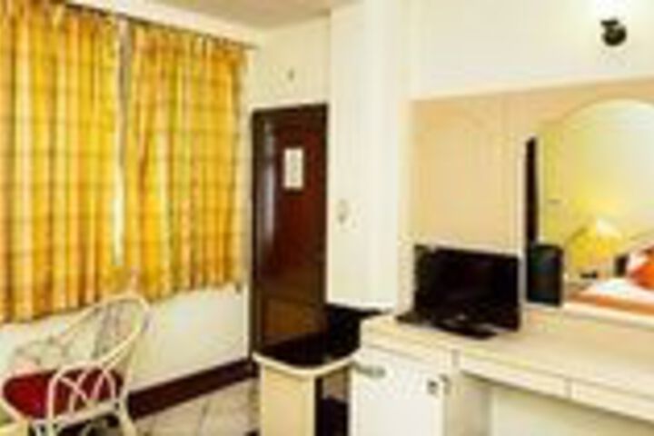 Room 13 of 16