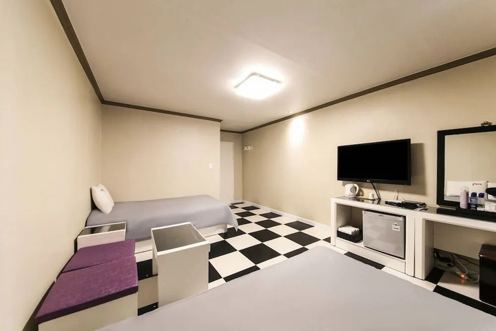 Room 4 of 11