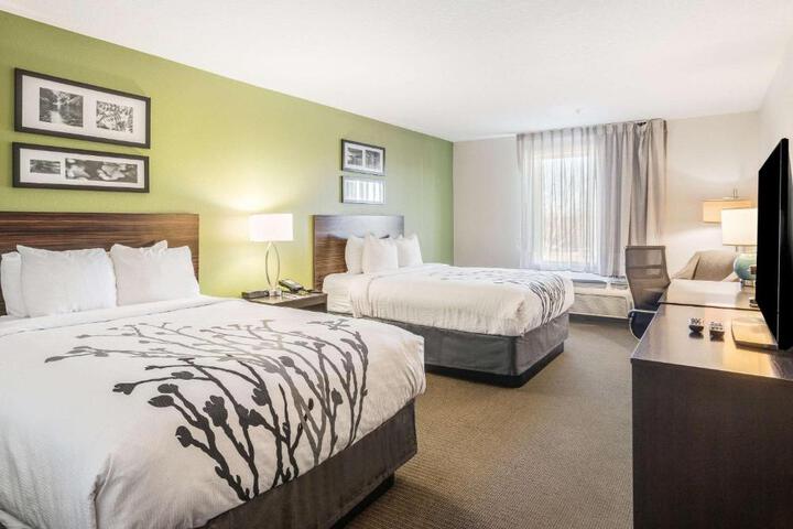 2 Queen Beds (1 of 9)