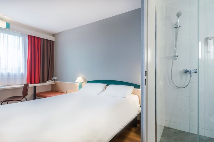 Room 4 of 77