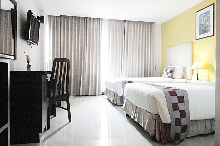 Room 5 of 16