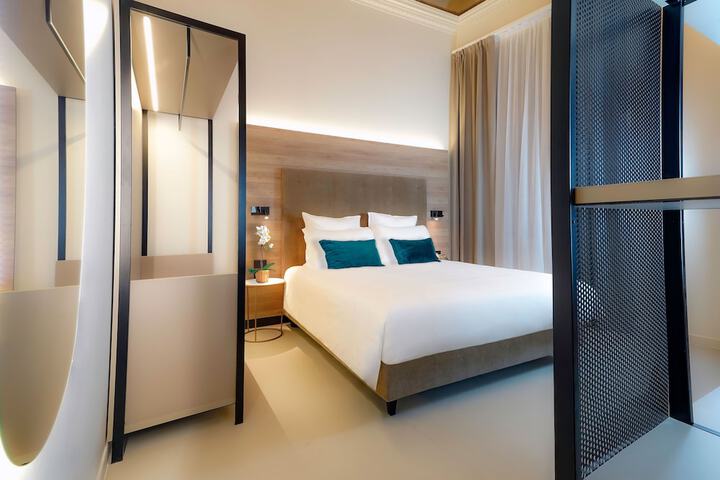Room 8 of 20