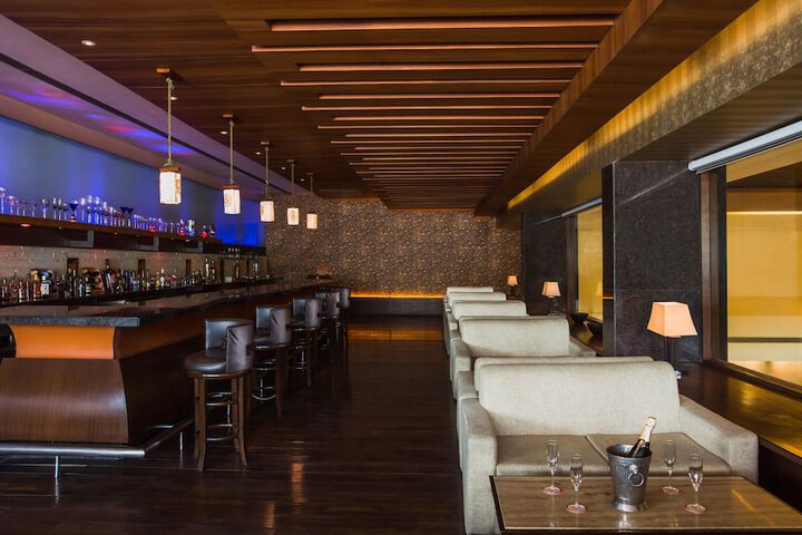 Lounge 24 of 34