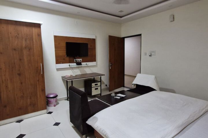 Room 4 of 19
