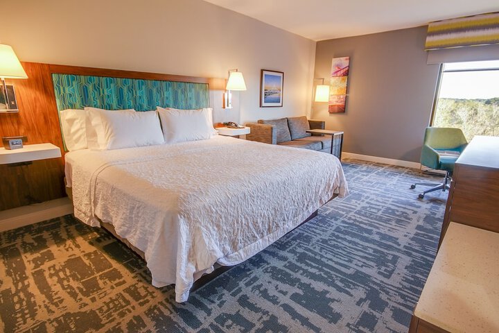 1 King Bed (4 of 9)