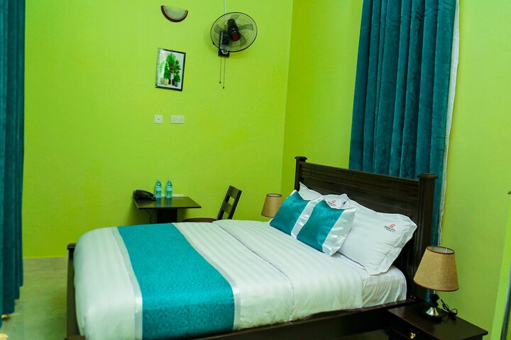 Room 6 of 8