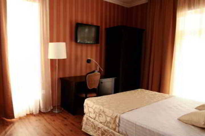 Room 4 of 8