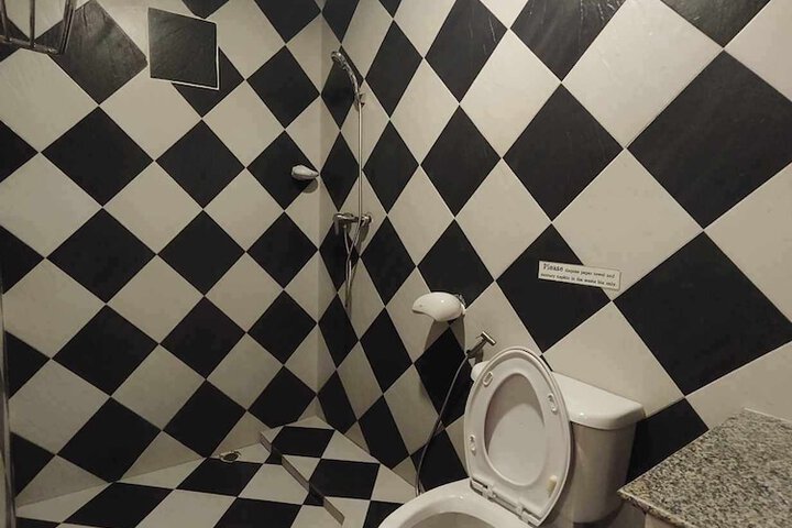 Room 13 of 16