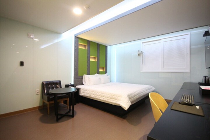Room 10 of 43