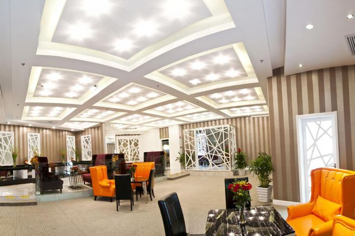 Lounge 22 of 27