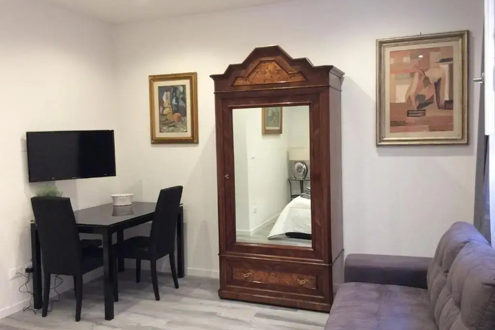 Room 5 of 9