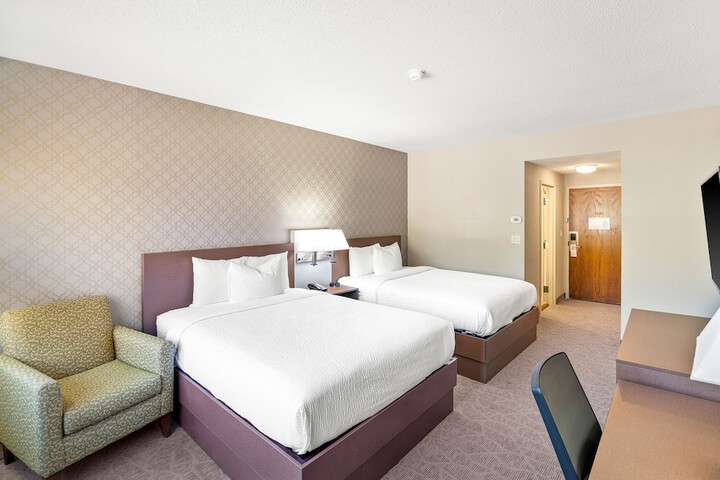 2 Queen Beds (2 of 8)