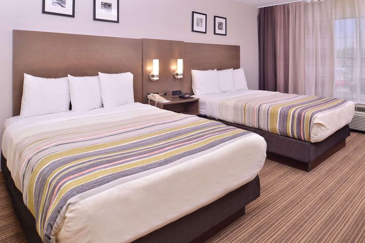 2 Queen Beds (1 of 4)
