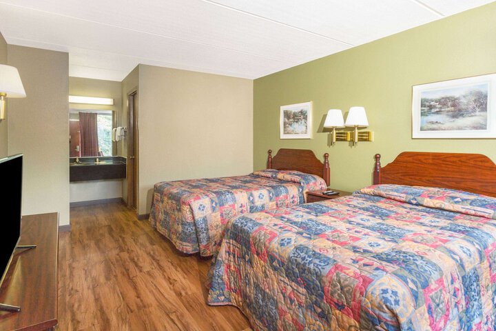 2 Queen Beds (2 of 2)
