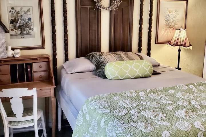 1 Queen Bed (5 of 14)