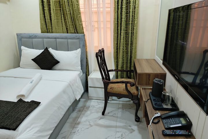 Room 5 of 77